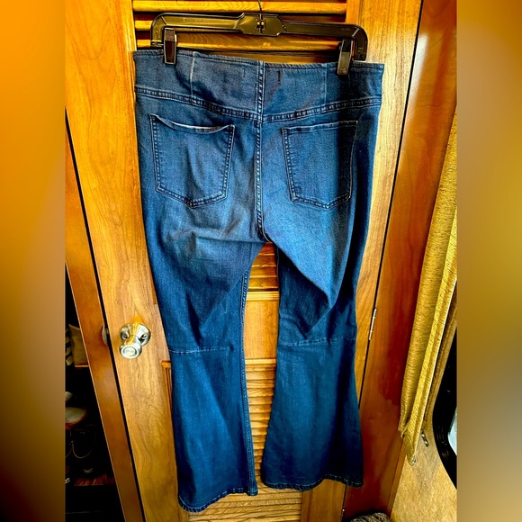 Free People Gummy Flared Leg Mid Rise Pull On Stretch Jeans - Picture 8 of 8